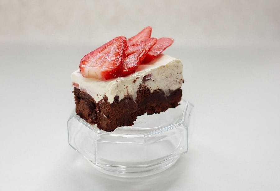 Brownie s vanilkovým krémom a jahodami