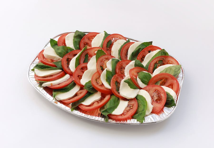 Obložená misa s mozzarellou a paradajkami